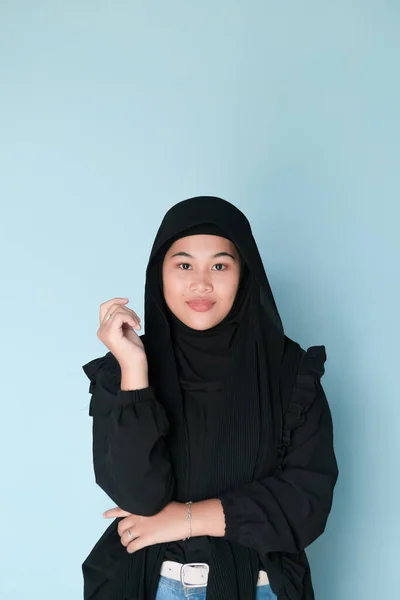 Mujer Musulmana Expresión Usando Hijab Fondo Azul Claro Sesión Estudio —  Fotos de Stock