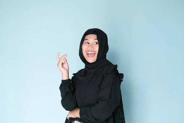 Boldog Kifejezése Gyönyörű Ázsiai Lány Hidzsáb Fekete Ing Világoskék Háttér — Stock Fotó