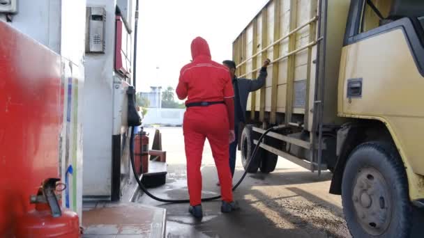 Lampung Indonesia July 2022 Pertamina Employee Serves General Bio Diesel — Stockvideo