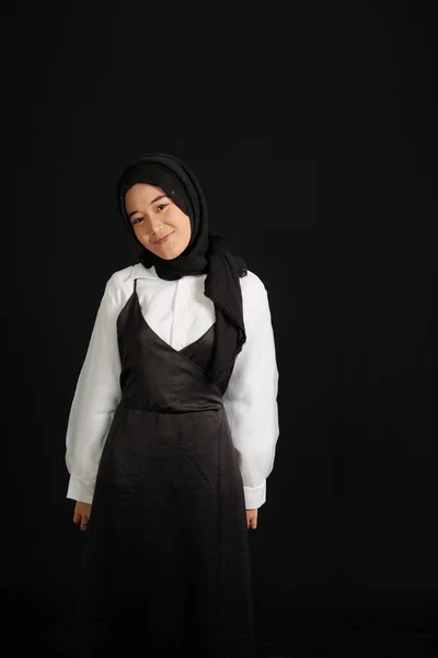 Retrato Mulher Muçulmana Asiática Vestindo Hijab Sério Olhando Para Frente — Fotografia de Stock