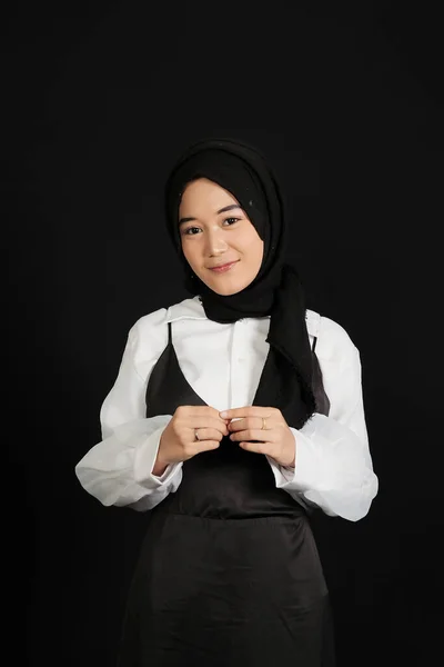 Porträt Einer Asiatischen Muslimin Hijab Die Ernst Nach Vorne Blickt — Stockfoto