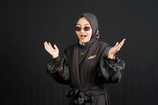 Feliz Joven Mujer Musulmana Asiática Con Una Cara Feliz Con —  Fotos de Stock