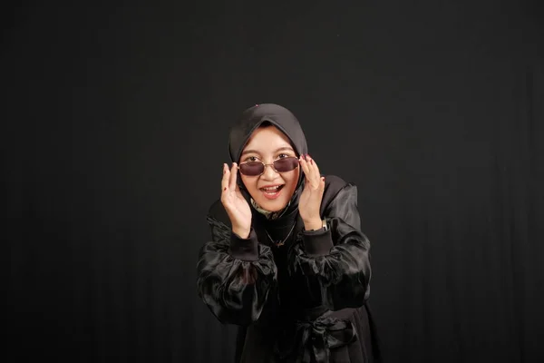 快乐的年轻的亚洲穆斯林女人 面带笑容 戴着黑色背景的眼镜 — 图库照片