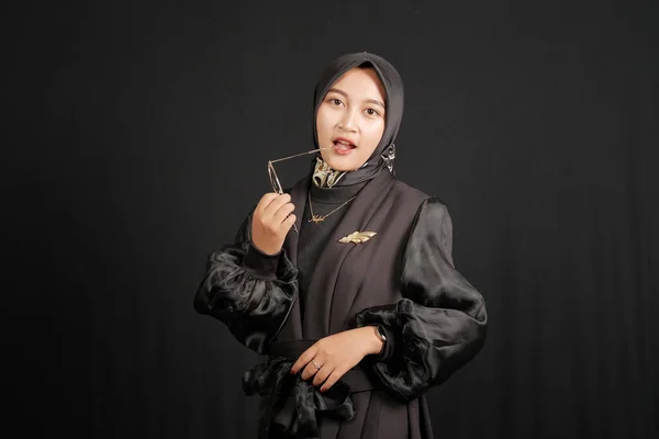 Portrait Asian Muslim Woman Wearing Hijab Holding Glasses Isolated Black — Stok Foto