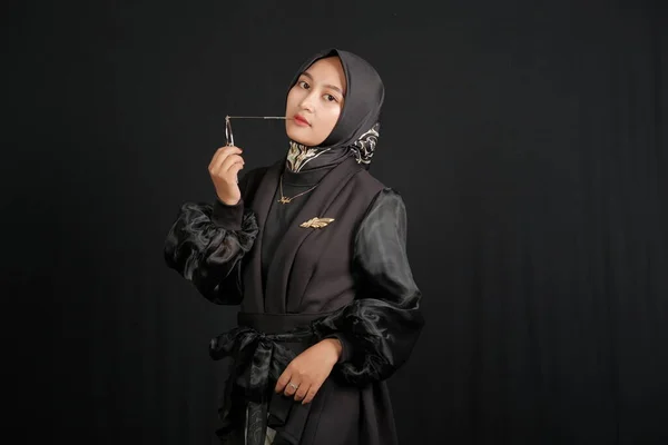 Portrait Asian Muslim Woman Wearing Hijab Holding Glasses Isolated Black — Stockfoto