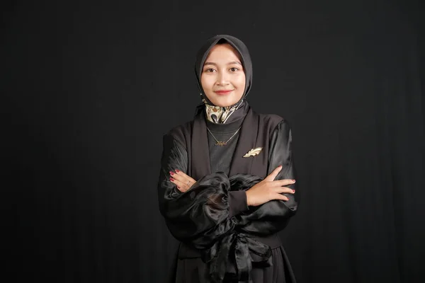 Retrato Mulher Indonésia Vestindo Hijab Dobrando Mãos Isolado Fundo Preto — Fotografia de Stock