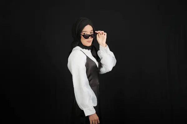 Ευτυχισμένη Νεαρή Ασιάτισσα Μουσουλμάνα Χαρούμενο Πρόσωπο Που Φοράει Γυαλιά Απομονωμένα — Φωτογραφία Αρχείου