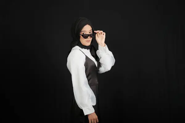 Happy Young Asian Muslim Woman Happy Face Wearing Glasses Isolated — Stok Foto