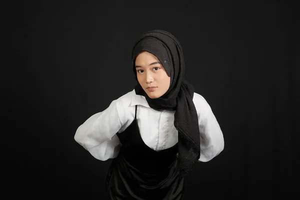 亚洲穆斯林妇女的画像 头戴头巾 具有严肃的前瞻性 与黑人背景隔离 — 图库照片