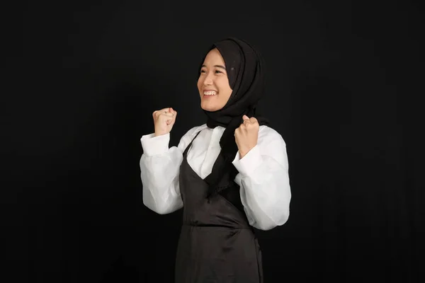 Boldog Izgatott Ázsiai Muszlim Lány Egy Fekete Ing Fekete Háttér — Stock Fotó