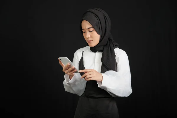 Gyönyörű Ázsiai Muszlim Lány Egy Mobiltelefon Kölcsönhatásba Lépnek Fekete Háttér — Stock Fotó