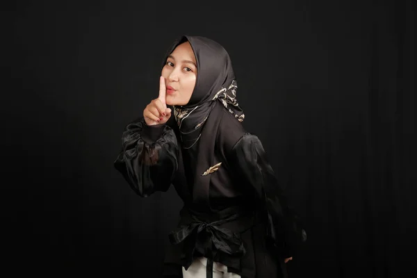 穿着黑色背景衬衫的快乐而兴奋的亚洲穆斯林女孩 — 图库照片