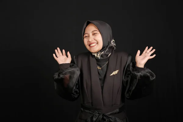 Ευτυχισμένη Και Ενθουσιασμένη Ασιάτισσα Μουσουλμάνα Μαύρο Πουκάμισο Μαύρο Φόντο — Φωτογραφία Αρχείου