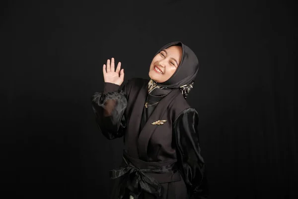 Ευτυχισμένη Και Ενθουσιασμένη Ασιάτισσα Μουσουλμάνα Μαύρο Πουκάμισο Μαύρο Φόντο — Φωτογραφία Αρχείου