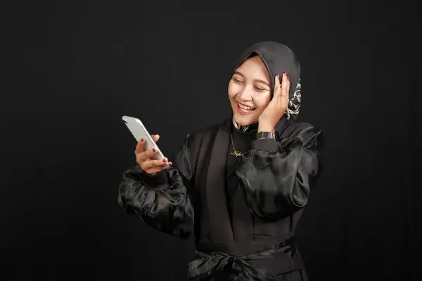 Menina Muçulmana Asiática Bonita Usando Telefone Celular Interagindo Fundo Preto — Fotografia de Stock