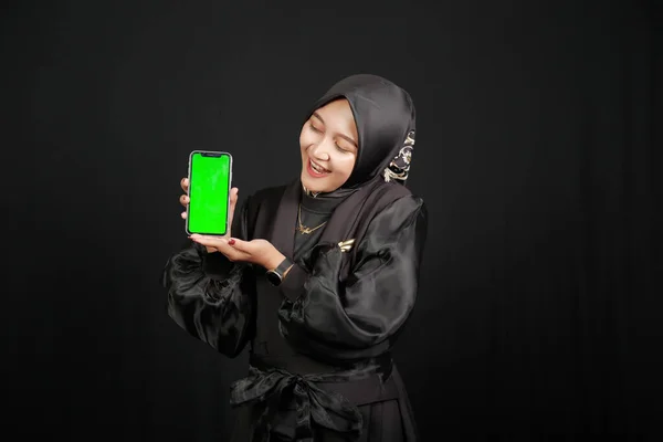 Linda Menina Muçulmana Asiática Feliz Apontando Para Telefone Tela Verde — Fotografia de Stock