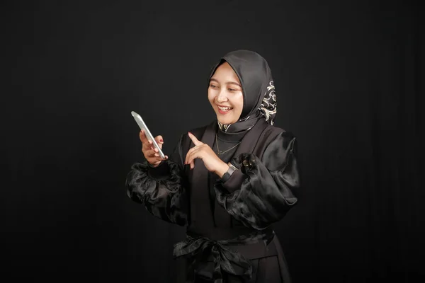 Beautiful Asian Muslim Girl Using Mobile Phone Interacting Black Background — Fotografia de Stock