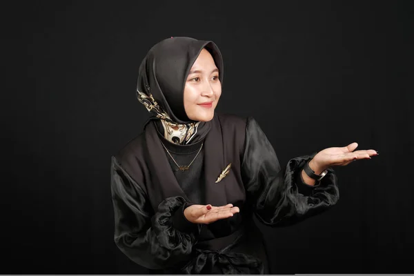 Feliz Animado Menina Muçulmana Asiática Uma Camisa Preta Fundo Preto — Fotografia de Stock
