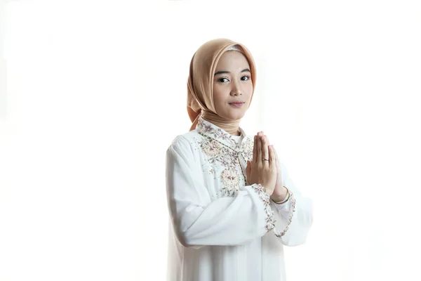 Young Asian Muslim Woman Wearing White Abaya Gives Hand Greeting — Stock fotografie