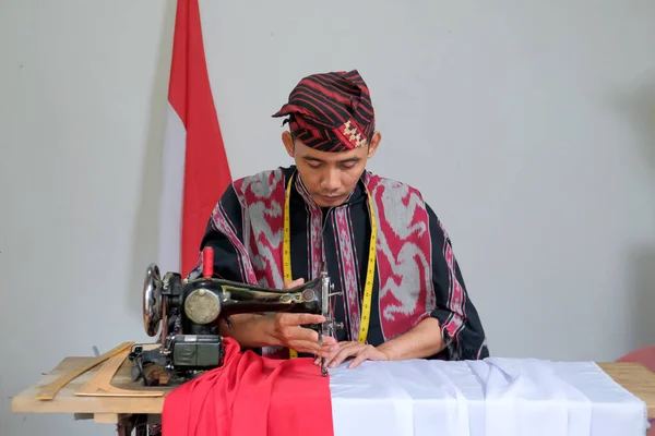 Young Tailor Traditional Woven Clothes Busy Making Indonesian National Flag — Zdjęcie stockowe