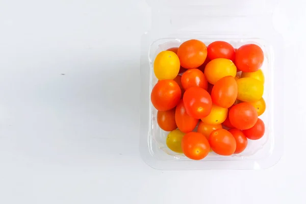 Gemischte Frische Kirschtomaten Einem Glimmerbehälter Auf Weißem Hintergrund Frische Ernte — Stockfoto
