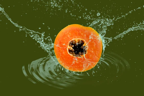 Řez Zralého Papája Ovoce Stříkající Vodou Izolované Zeleném Pozadí Výstřižkovou — Stock fotografie