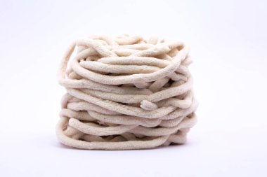 Beyaz zemin üzerinde kırpma yolu ile zanaatkarlar için ev hizmeti kalın yünlü mercan postu