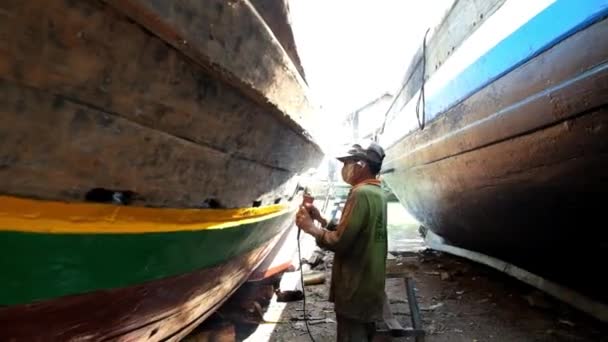 Bir Zanaatkar Gemi Bakımı Için Rıhtımda Öğütücüyle Gövdenin Yüzeyini Düzleştirir — Stok video