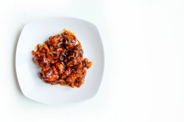 Çin mutfağı, tereyağı soslu tavuk beyaz arka planda soğanlı.