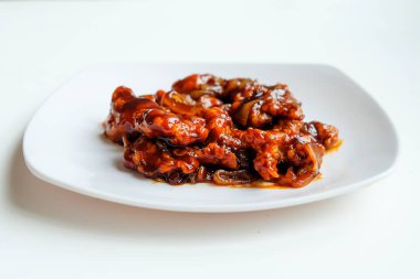 Beyaz arka planda soğanlı tereyağı soslu tavuk.