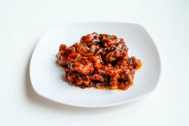 Beyaz arka planda soğanlı tereyağı soslu tavuk.