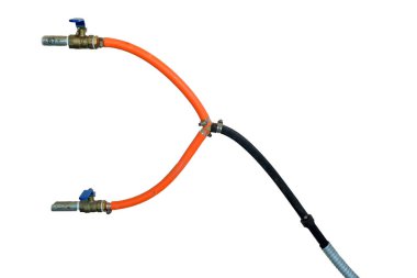 İzole edilmiş beyaz arka planda gaz hortumu ve iki basınç göstergesi vanası