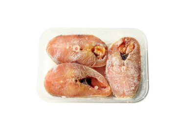 Beyaz arka planda kapta kesilmiş taze donmuş balık parçaları. Tasarım pankartları