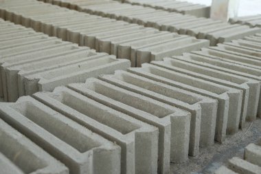 İnşaat alanında ya da sanayi bölgesinde yeni yapılmış tuğlalar. Yeni yapılmış tuğlalar önce kurutulur ve sonra düzenlenir.