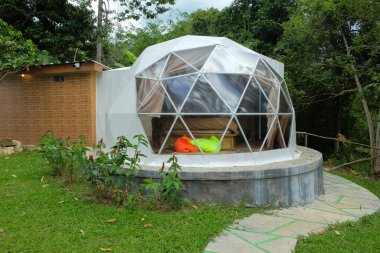 Gün boyunca bir dağ parkında çadır kurmuşlar.