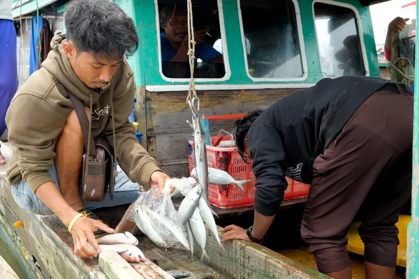 Lampung Indonezja Października 2022 Dwóch Indonezyjczyków Waży Ryby Łodzi Rybackiej — Zdjęcie stockowe