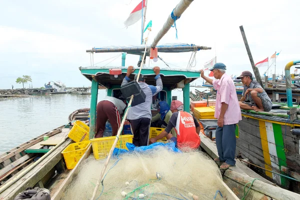 인도네시아 2022 어부나 선원들 바구니에 물고기를 무게를 — 스톡 사진