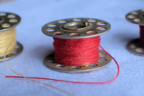 Red Thread Bobbin Sewing Machine Blurred Background — Stock Photo, Image