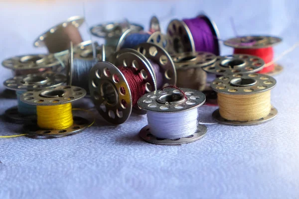 Multicolored Threads Bobbin Sewing Machine Blurred Background Other Bobbins — Stock Photo, Image