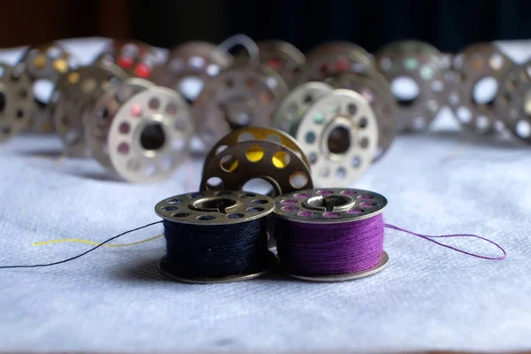 Multicolored Threads Bobbin Sewing Machine Blurred Background Other Bobbins — Stock Photo, Image