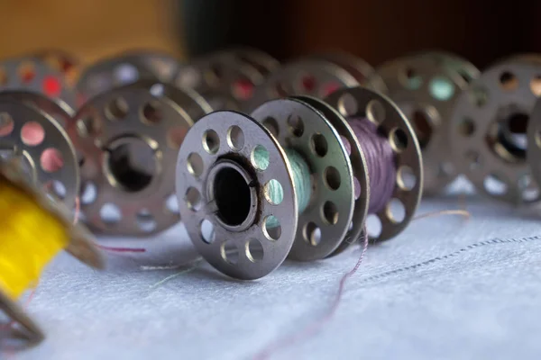 Multicolored Threads Bobbin Sewing Machine Blurred Background Other Bobbins — Stock Photo, Image