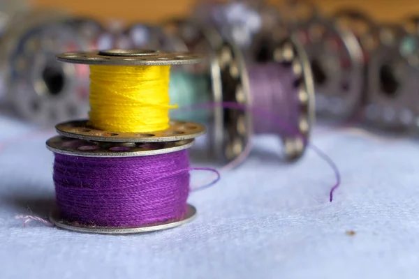 Multicolored Threads Bobbin Sewing Machine Blurred Background Other Bobbins — Stock Photo, Image