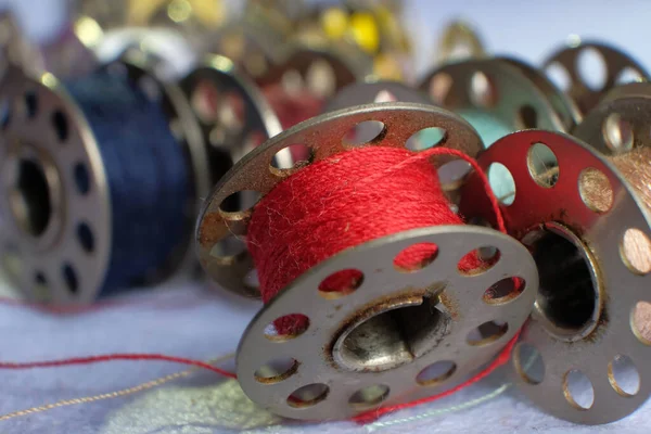 Multicolored Threads Bobbin Sewing Machine Blurred Background Other Bobbins — Stock Photo, Image