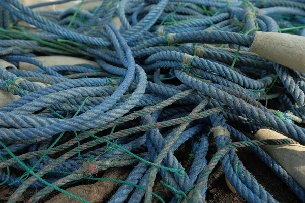使用过的渔网绳和浮标的详细视图和背景 — 图库照片