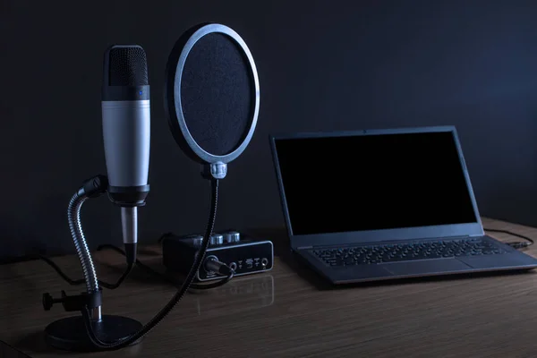 Kondensatormikrofon Und Laptop Podcast Konzept — Stockfoto