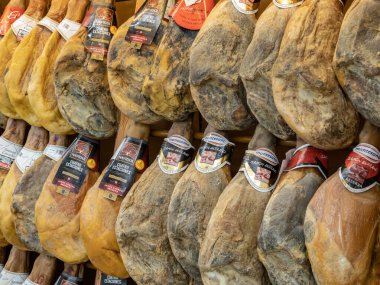 Santa Cruz de Tenerife, İspanya - 19 Mart 2022: Serrano jambon bacakları İspanya 'da bir süpermarkette satılık.