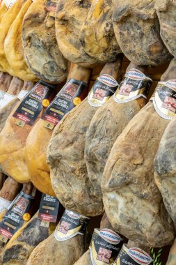 Santa Cruz de Tenerife, İspanya - 19 Mart 2022: Serrano jambon bacakları İspanya 'da bir süpermarkette satılık.