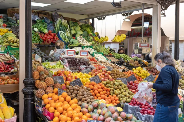 2022年3月25日 西班牙圣克鲁斯 德特内里费 妇女在一家蔬菜店购买水果和蔬菜 — 图库照片
