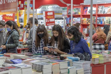 Buenos Aires, Arjantin - 15 Mayıs 2022: Buenos Aires kitap fuarından kitap alan gençler.