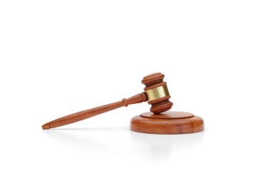 Tahta tokmak beyaz arka planda izole edilmiş. Adalet kavramı.